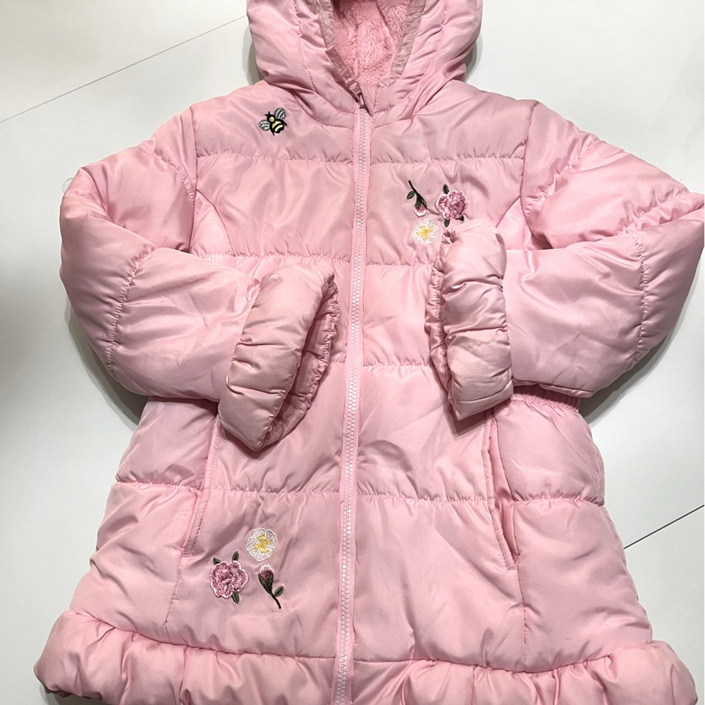 Adorable pink winter coat with fur, floral and a bumble bee 🐝